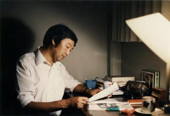 冯骥才在美国爱荷华写作中心创作《三寸金莲》关键一稿
